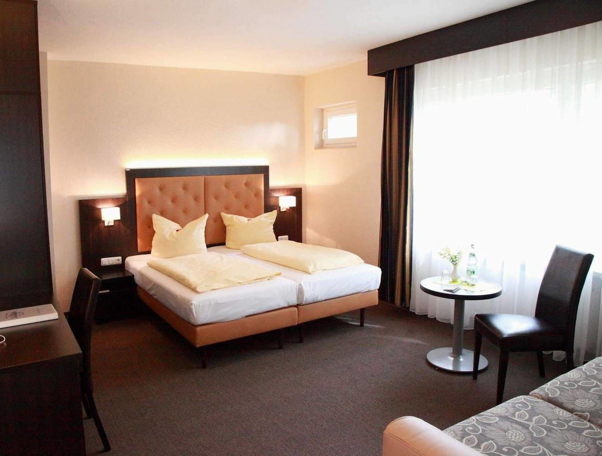 Hotel Zur Heidebluete Hambuhren Exterior photo