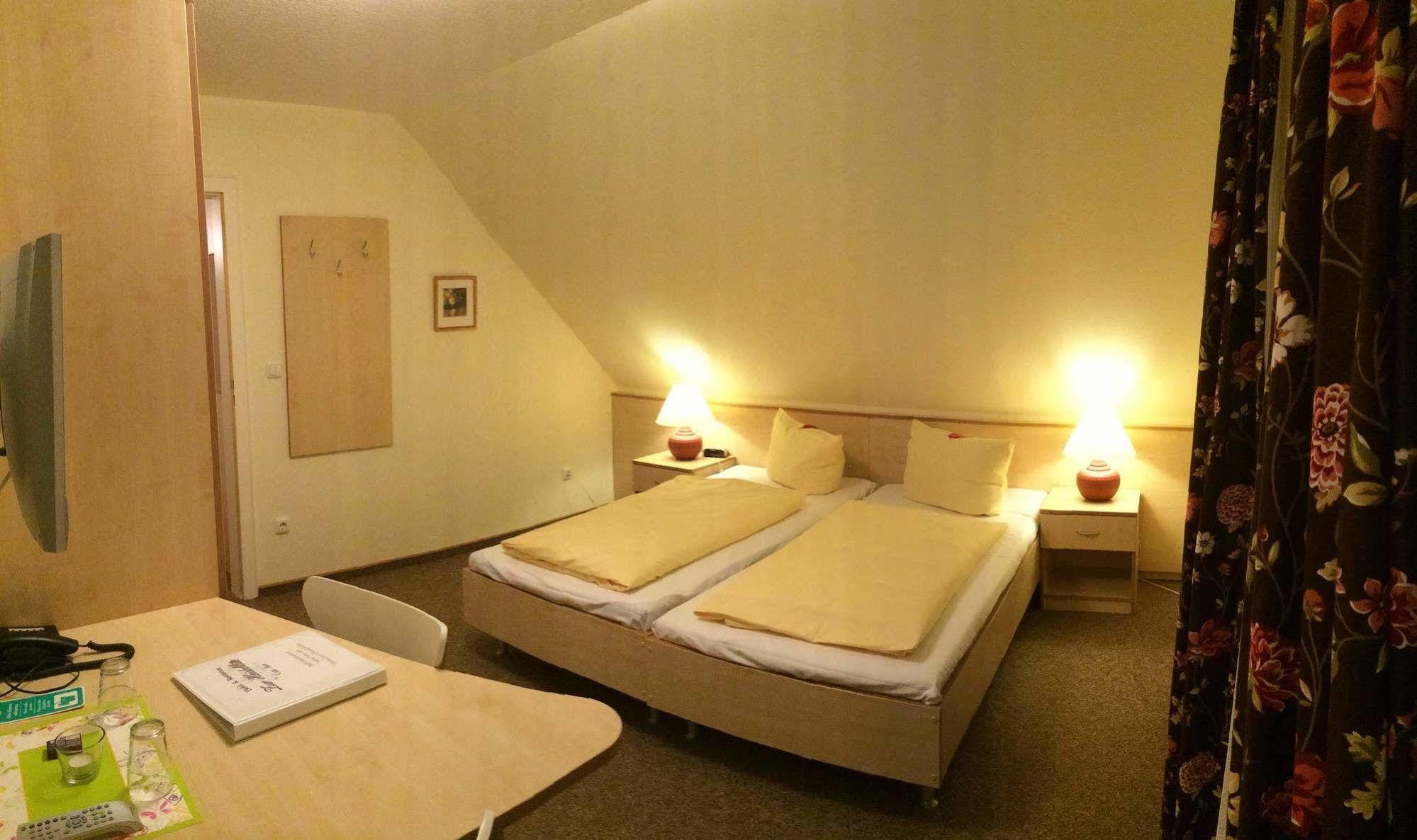 Hotel Zur Heidebluete Hambuhren Exterior photo